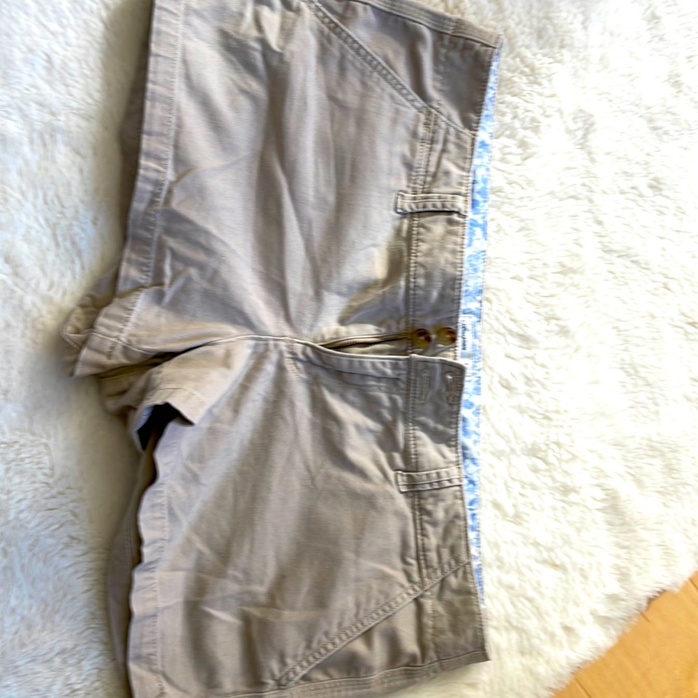 American Eagle women’s khaki shorts